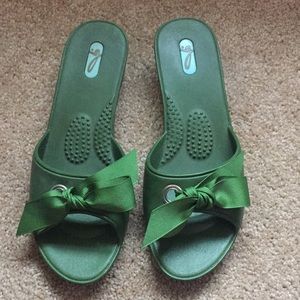 OKA b. Green wedges with bow size 7